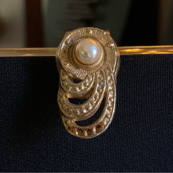 v i n t a g e :: Elegant Pearl Evening Metal Framed Purse Clutch - Picture 13 of 14